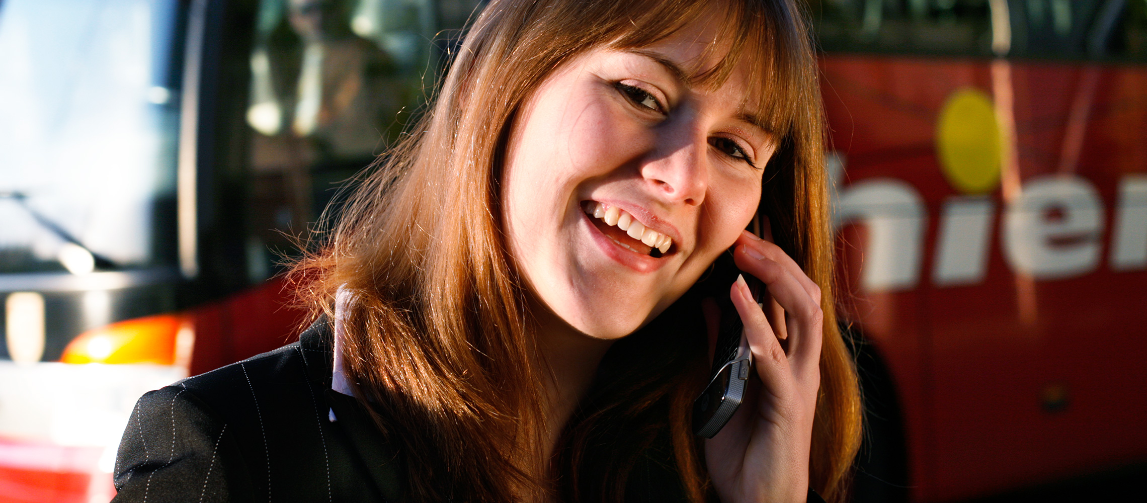 Technische Redakteurin Anna Lehmann am Telefon